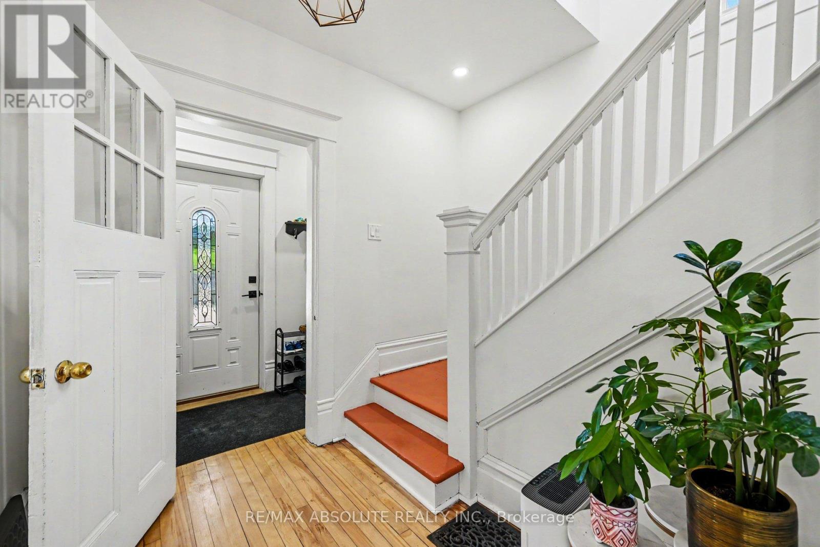 21 BANK STREET N - 6
