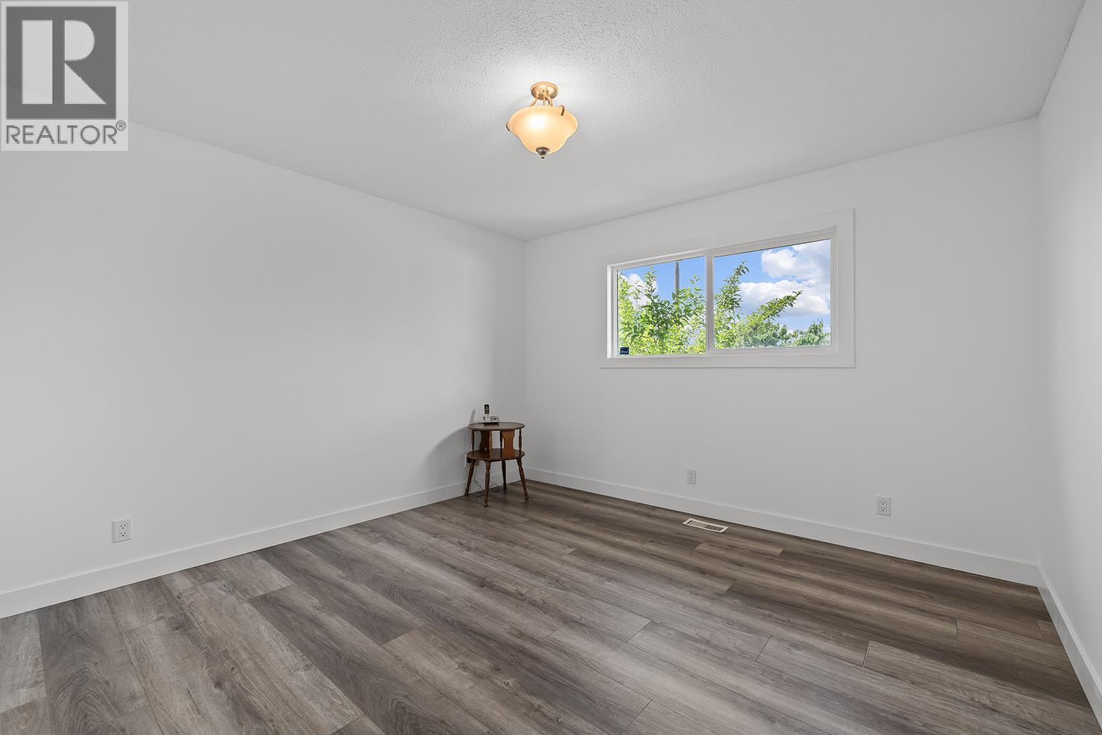 650 Dougall Road S - 26