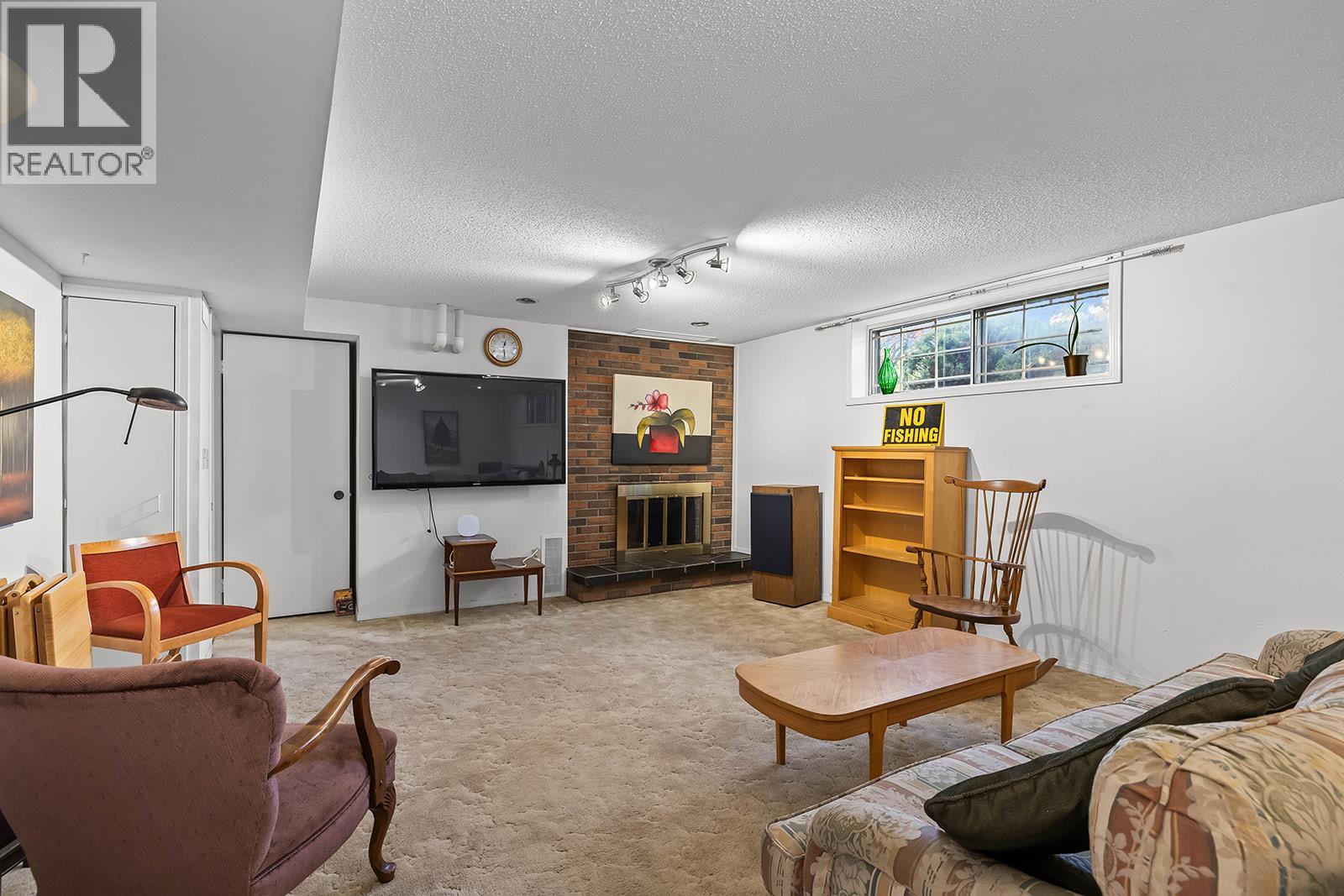 650 Dougall Road S - 34