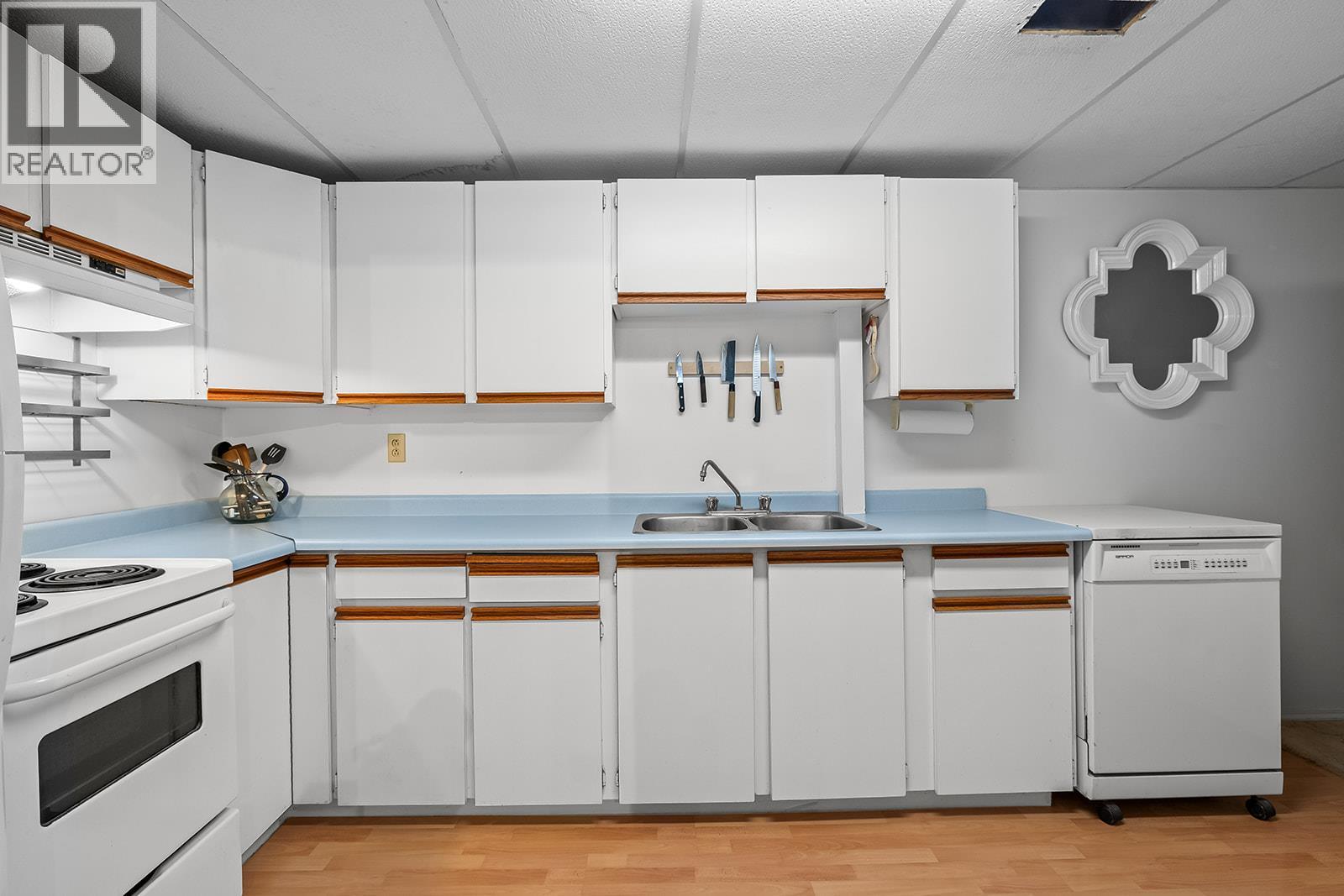 650 Dougall Road S - 35