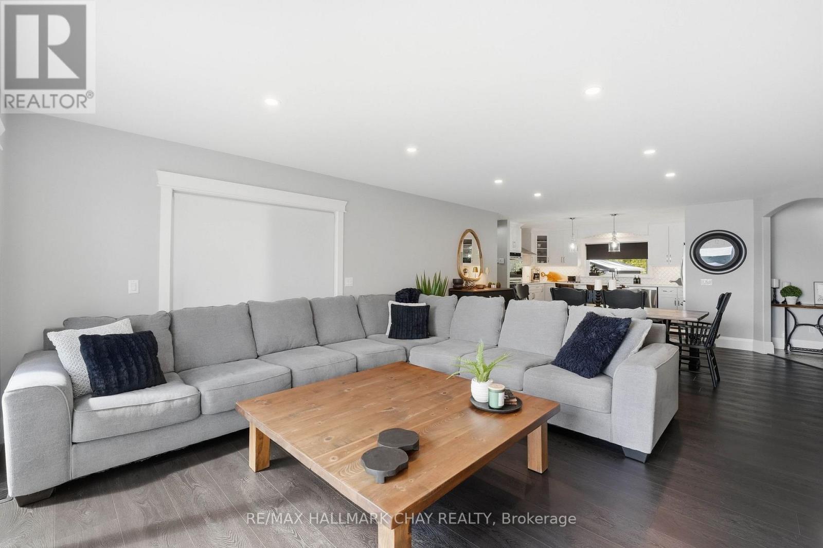18 BAKER BOULEVARD - 13