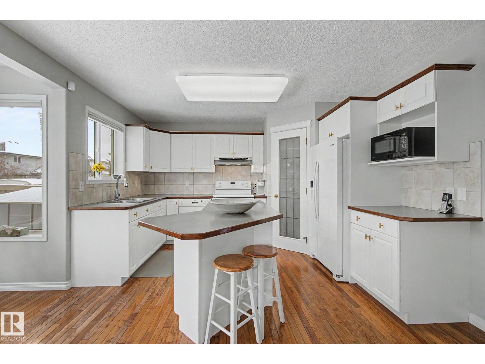11732 10 AV NW NW - 4