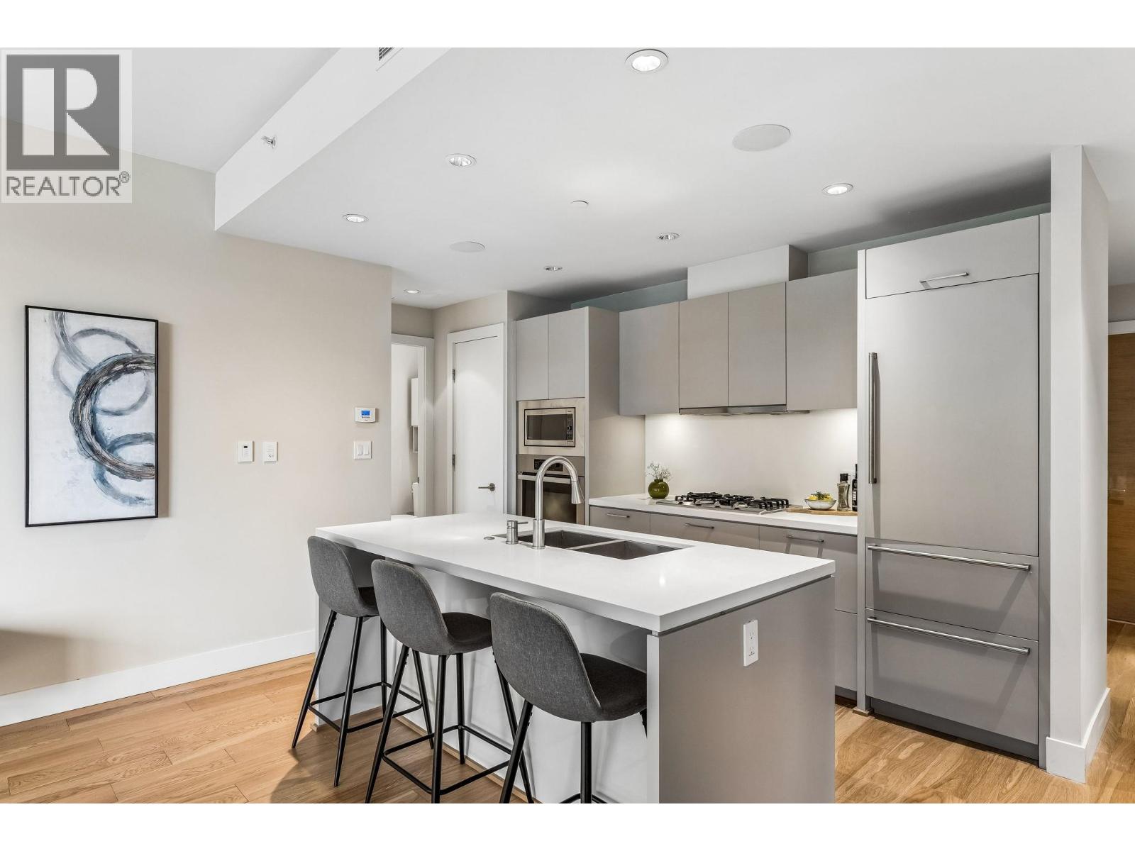 204 866 ARTHUR ERICKSON PLACE — photo 3