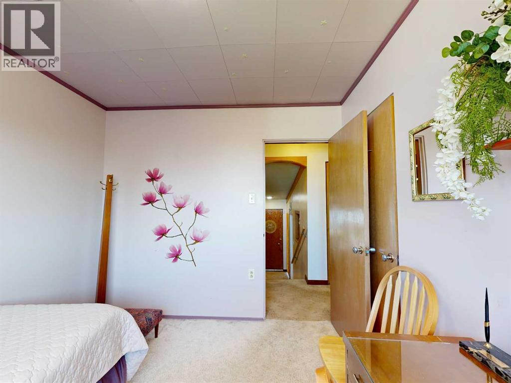 10405 109 Avenue - 12