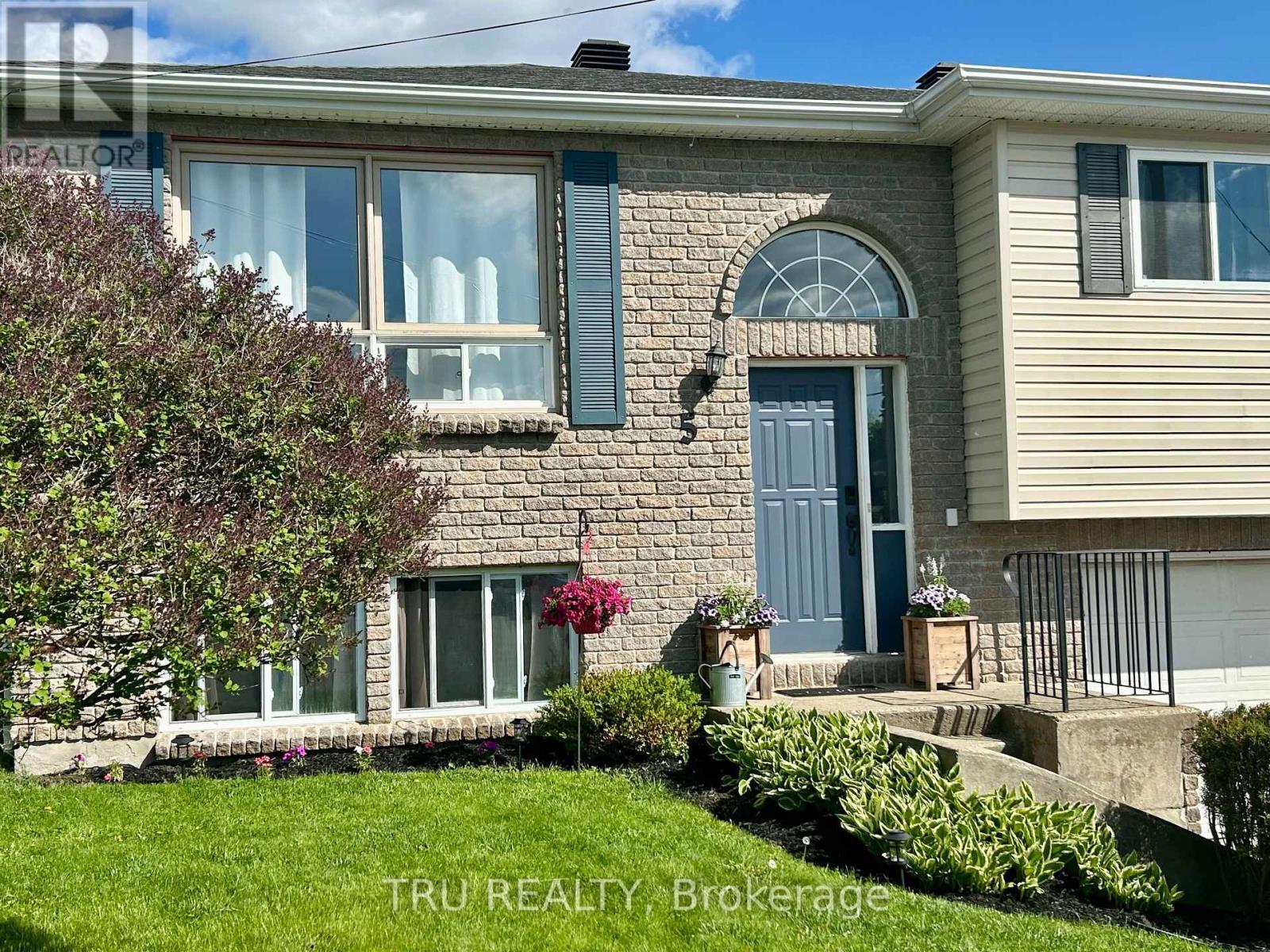 5 BROOKVIEW CRESCENT - 5