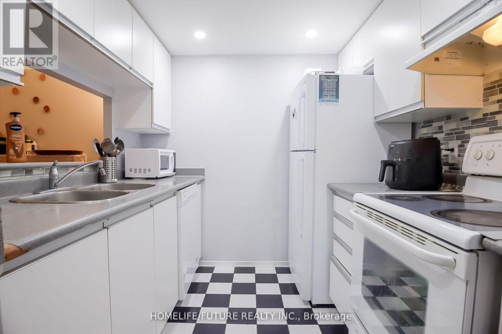 #816 2550 LAWRENCE AVENUE E - 28