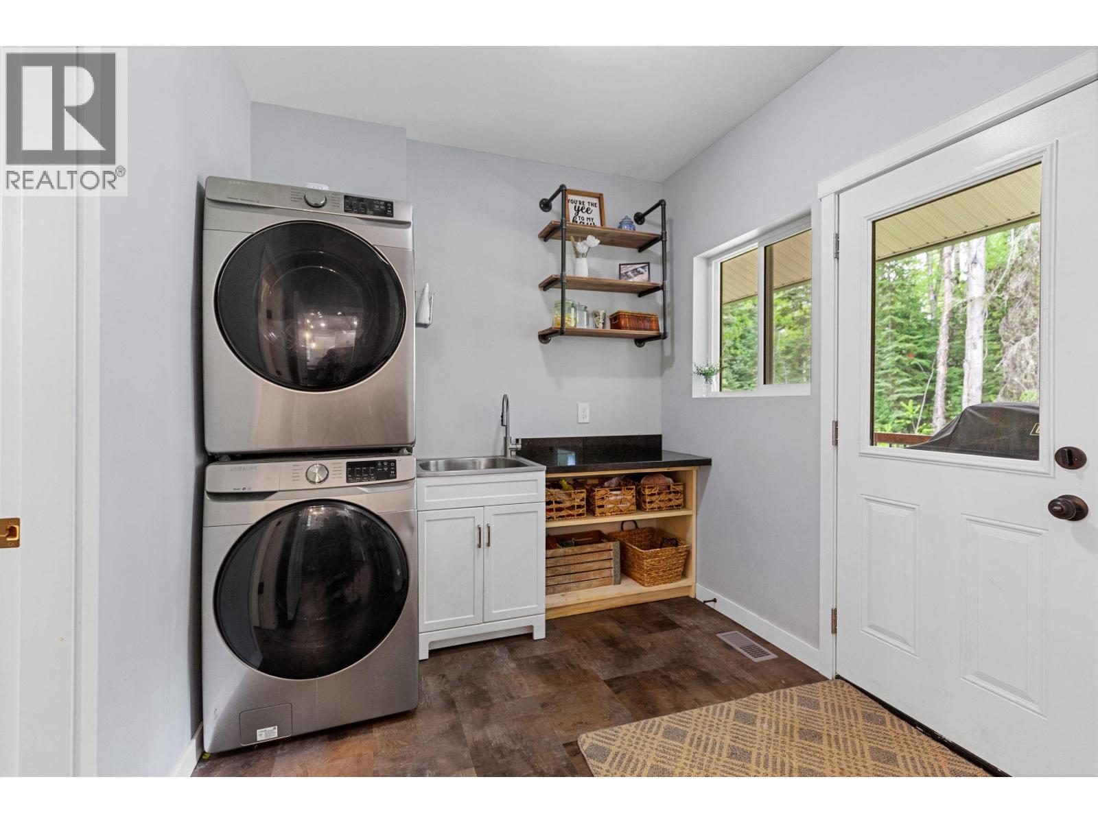 Photo 10 of 38 — 9490 EDNA ROAD · Prince George, BC