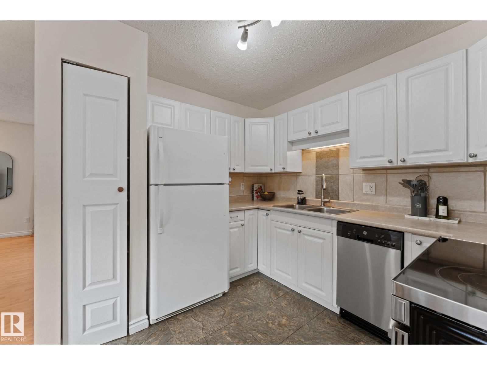 4621 126 AV NW - 8