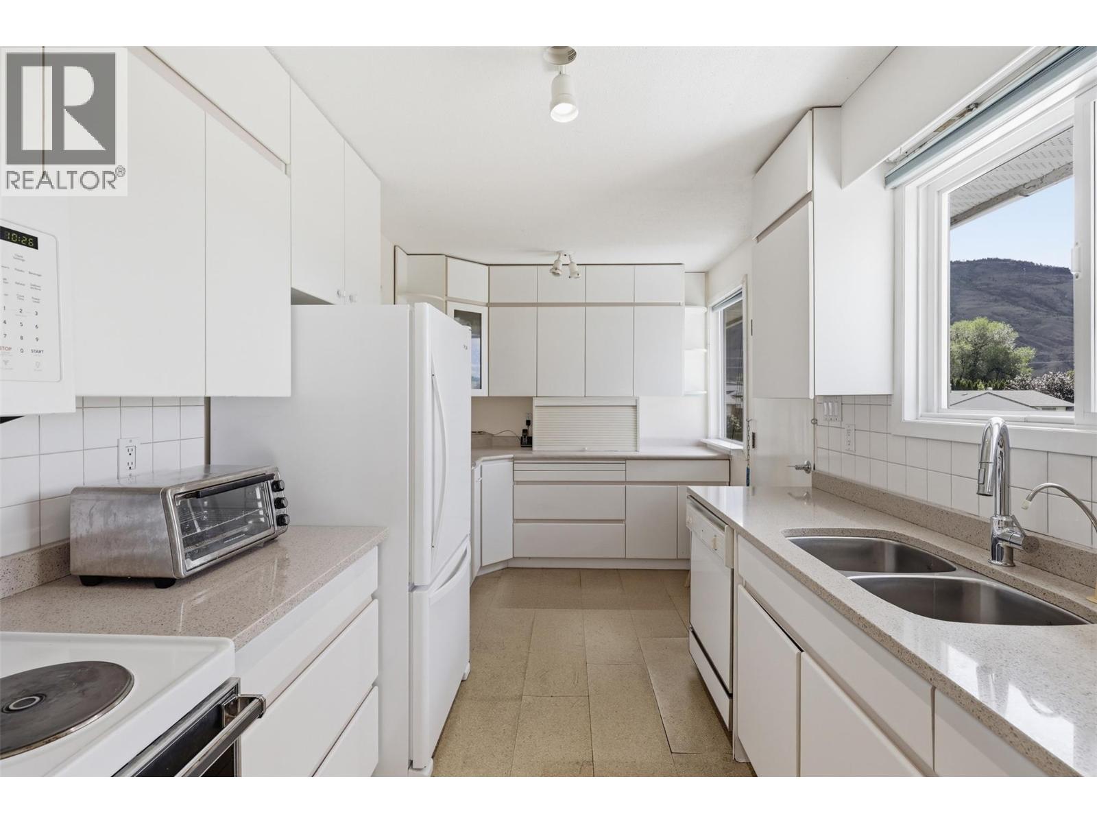 833 MCARTHUR Drive - Image 3