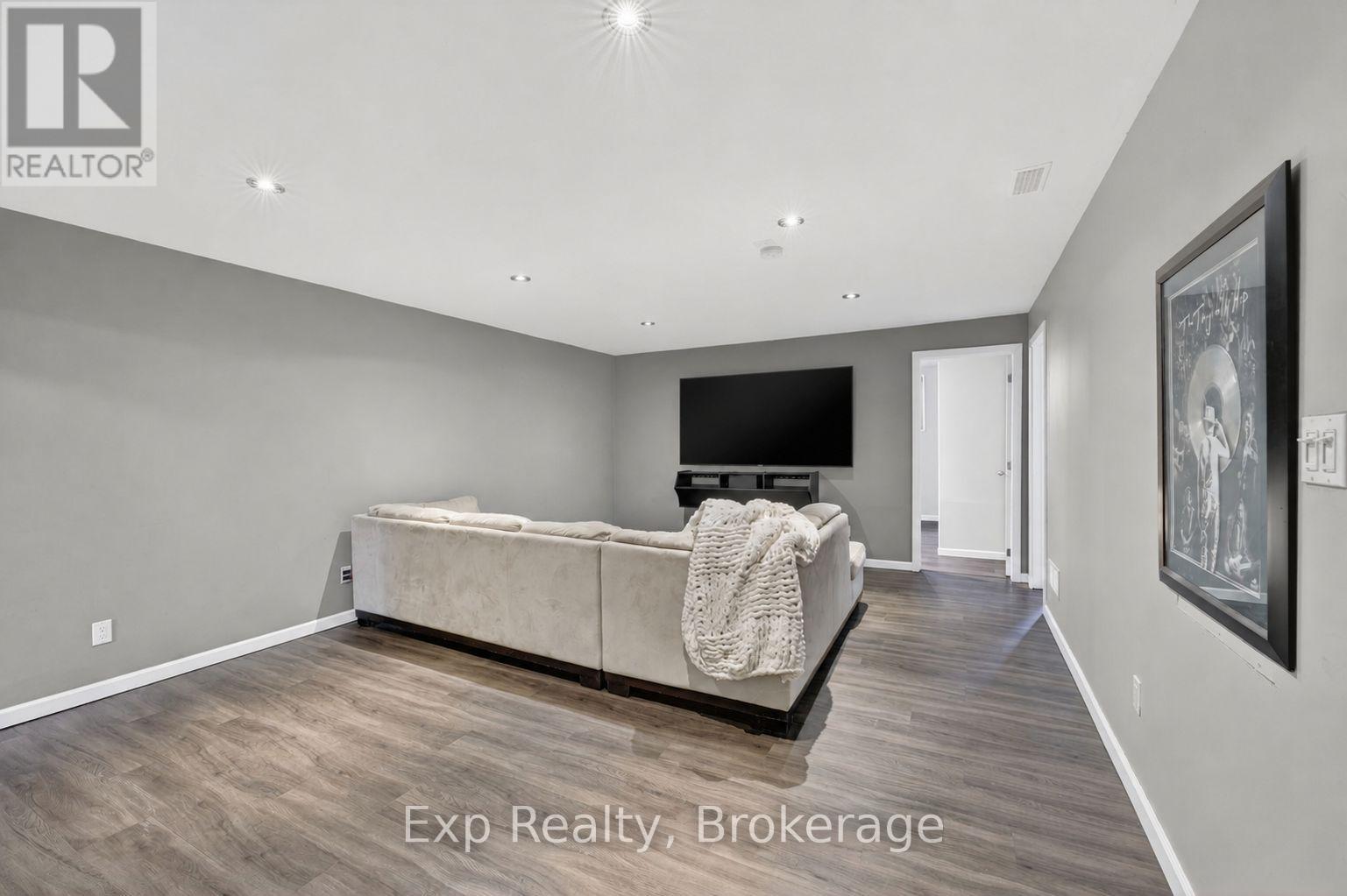 25 MCQUADE DRIVE - 21