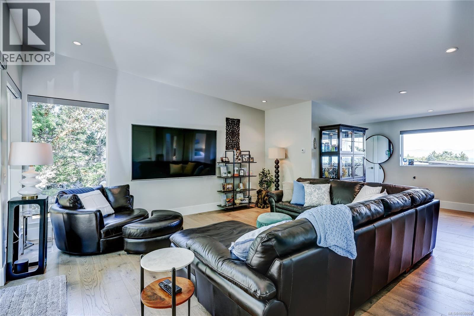 3450 Dolphin Dr - 63