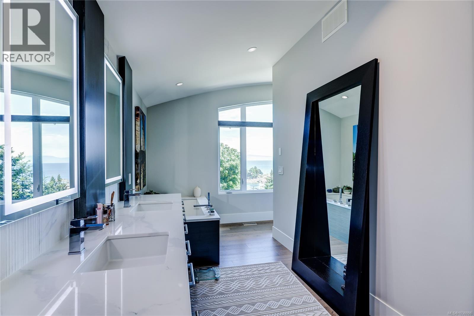 3450 Dolphin Dr - 45