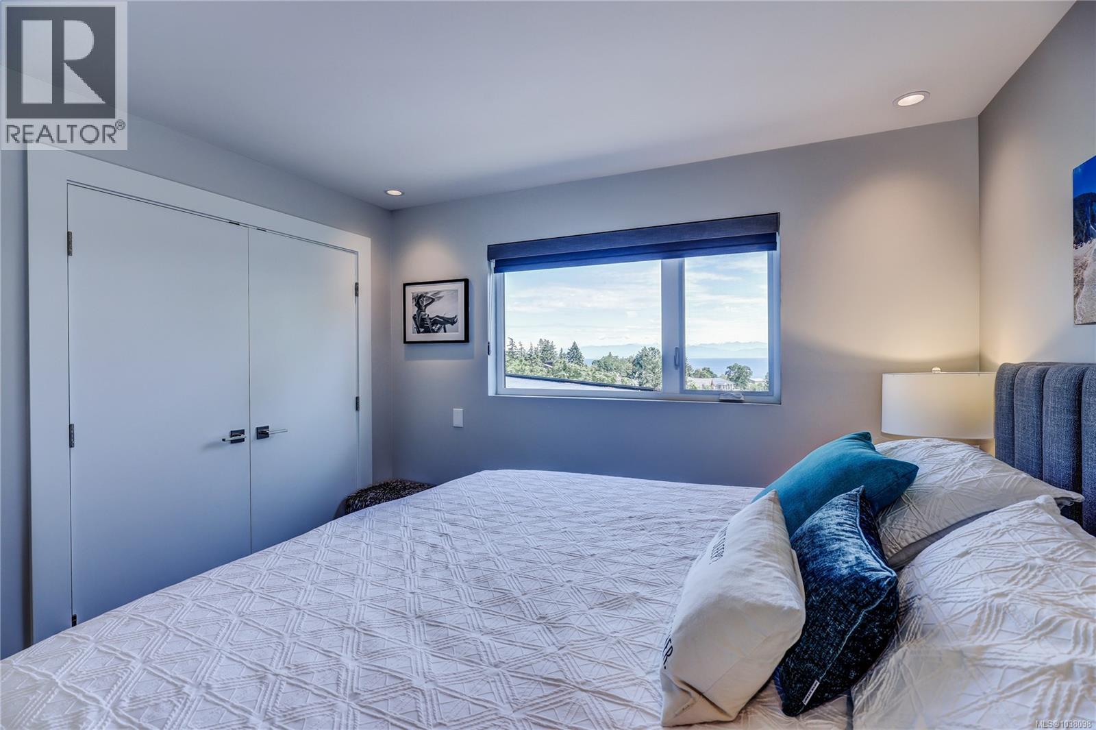 3450 Dolphin Dr - 68