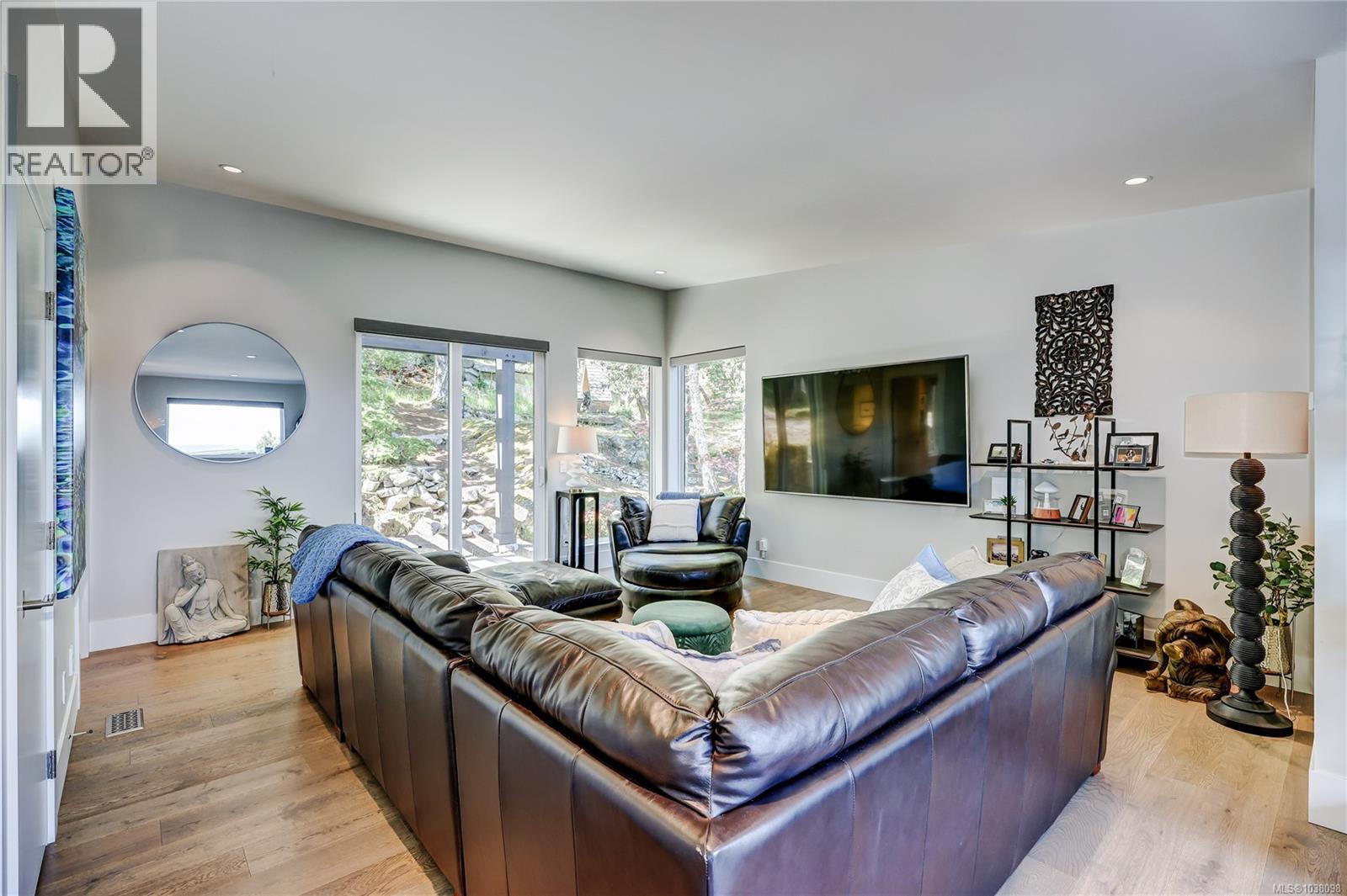 3450 Dolphin Dr - 62