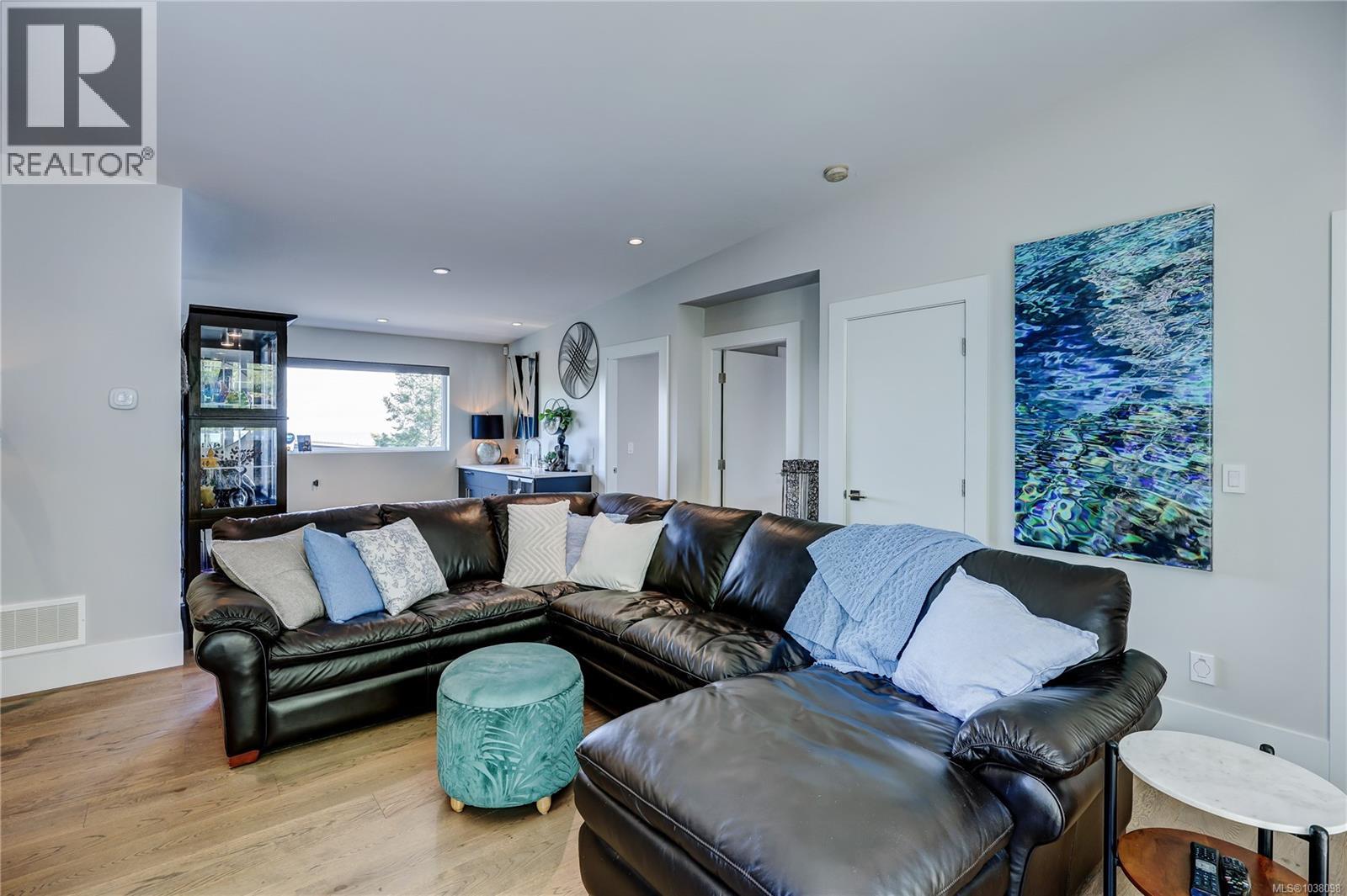3450 Dolphin Dr - 64