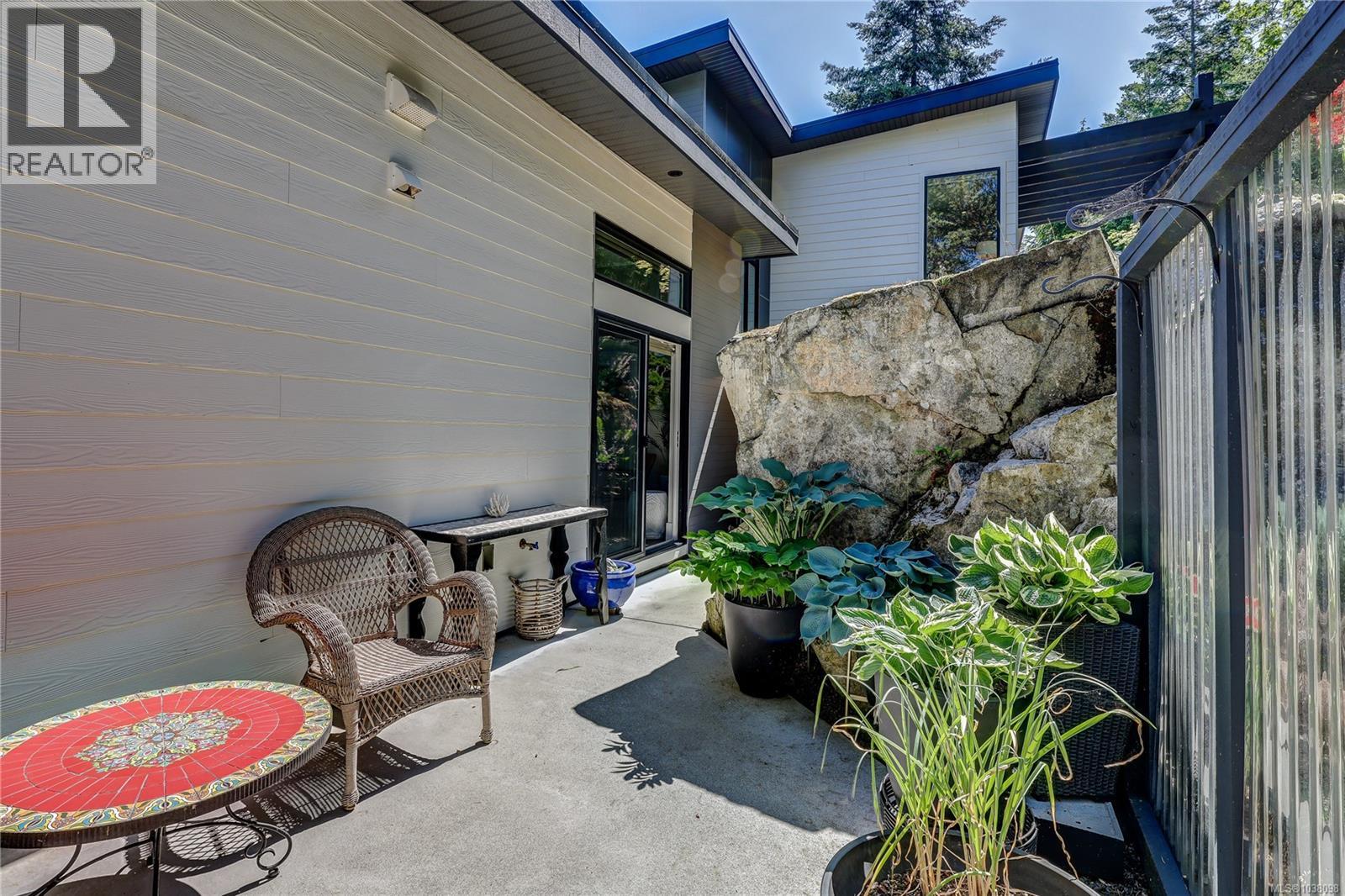 3450 Dolphin Dr - 84