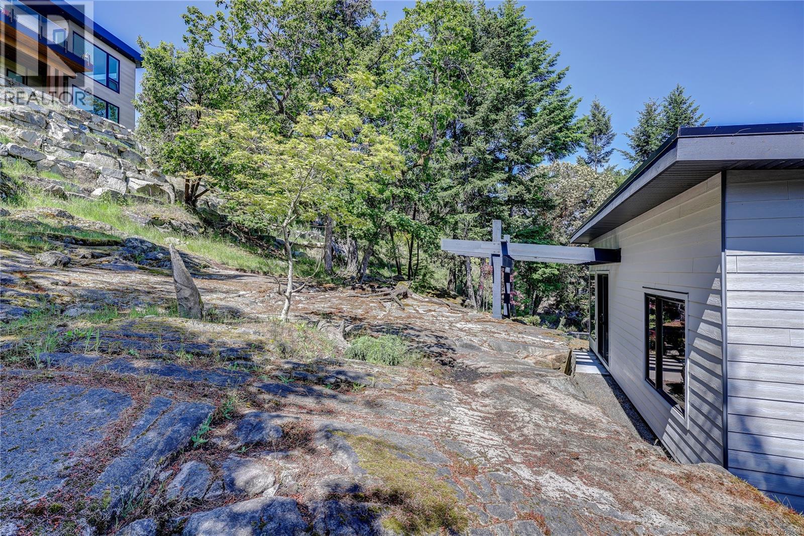 3450 Dolphin Dr - 82