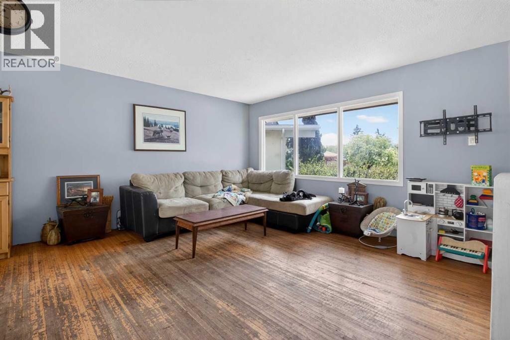 228 Van Horne Crescent NE - 4