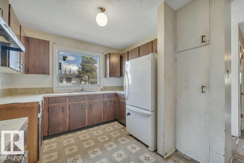8753 152 ST NW - 11