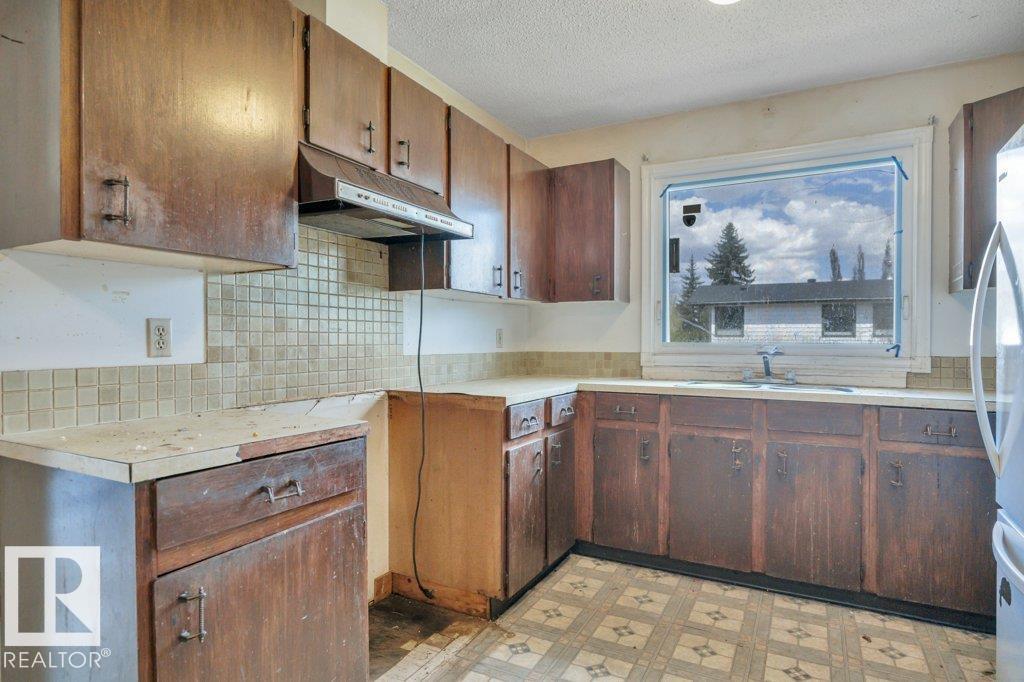 8753 152 ST NW - 10