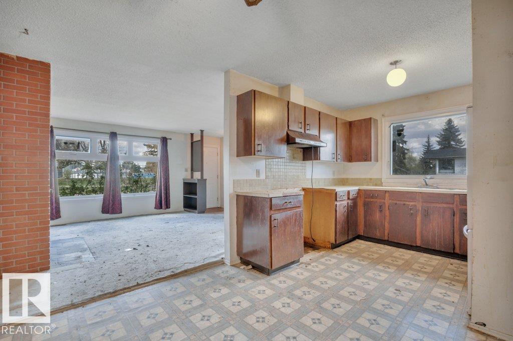 8753 152 ST NW - 9