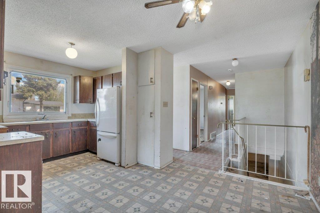 8753 152 ST NW - 14