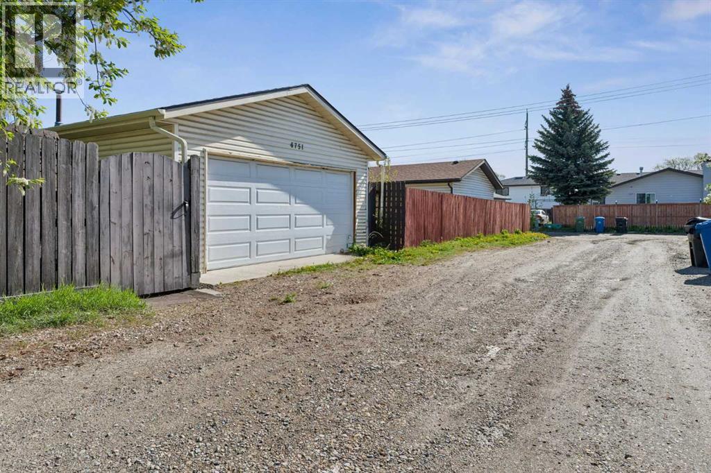 6751 34 Avenue NE - 35
