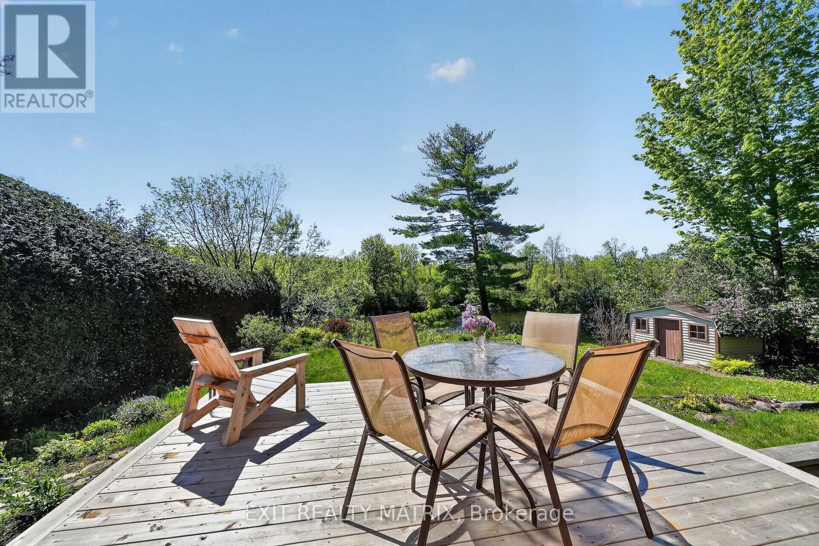 Beautiful new deck w/powered awning & river views
