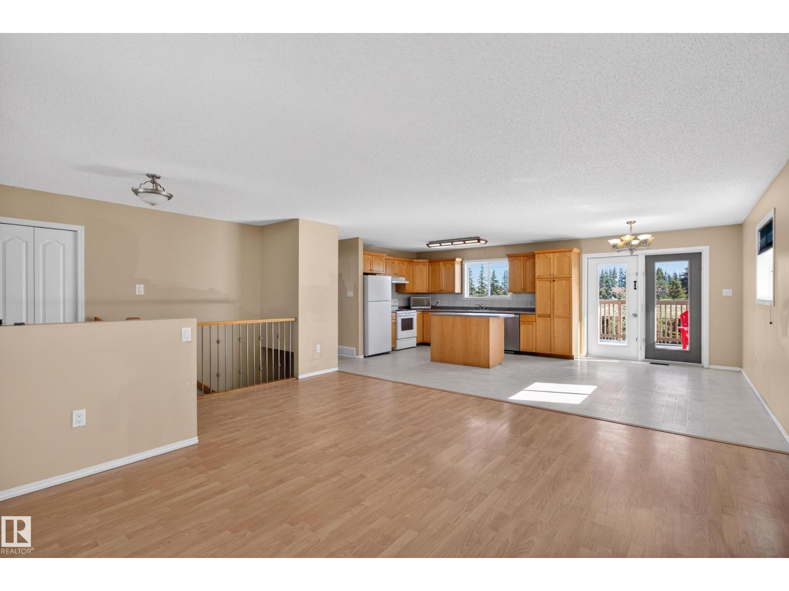 5204 55 Ave