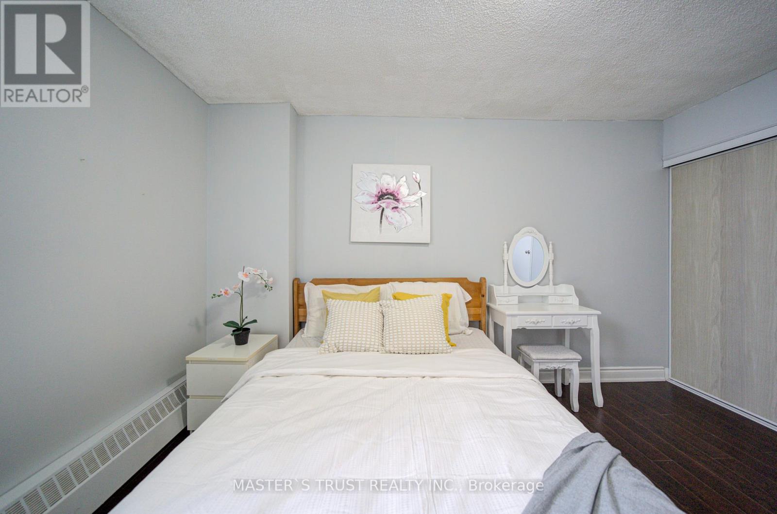 #1906 390 DIXON ROAD - 25