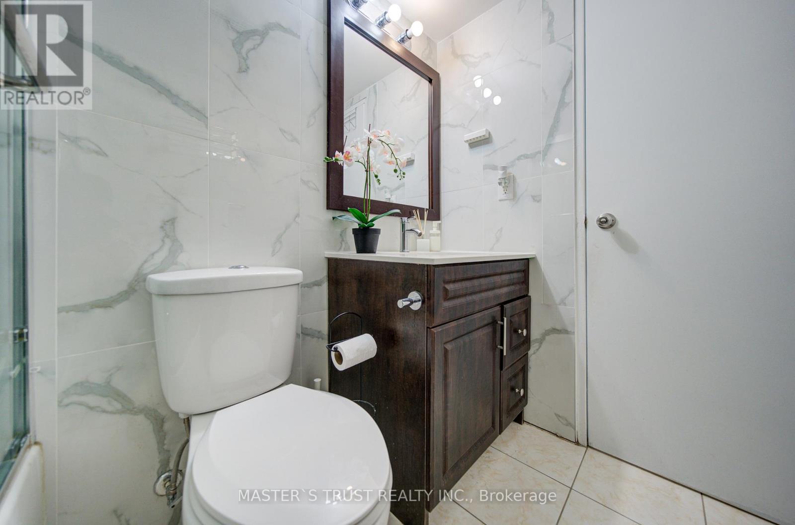 #1906 390 DIXON ROAD - 31
