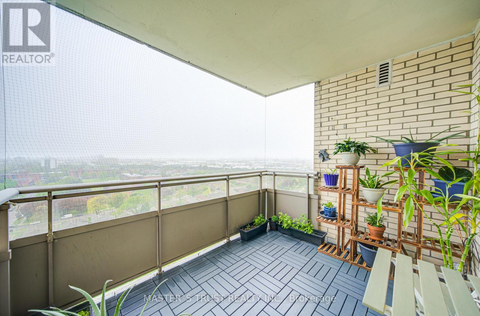#1906 390 DIXON ROAD - 34