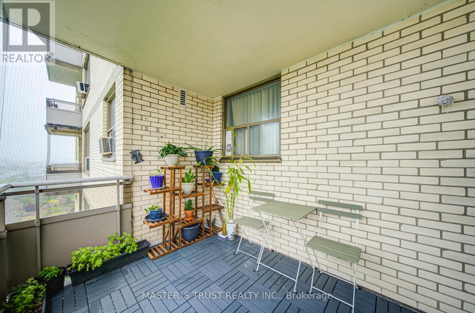 #1906 390 DIXON ROAD - 35