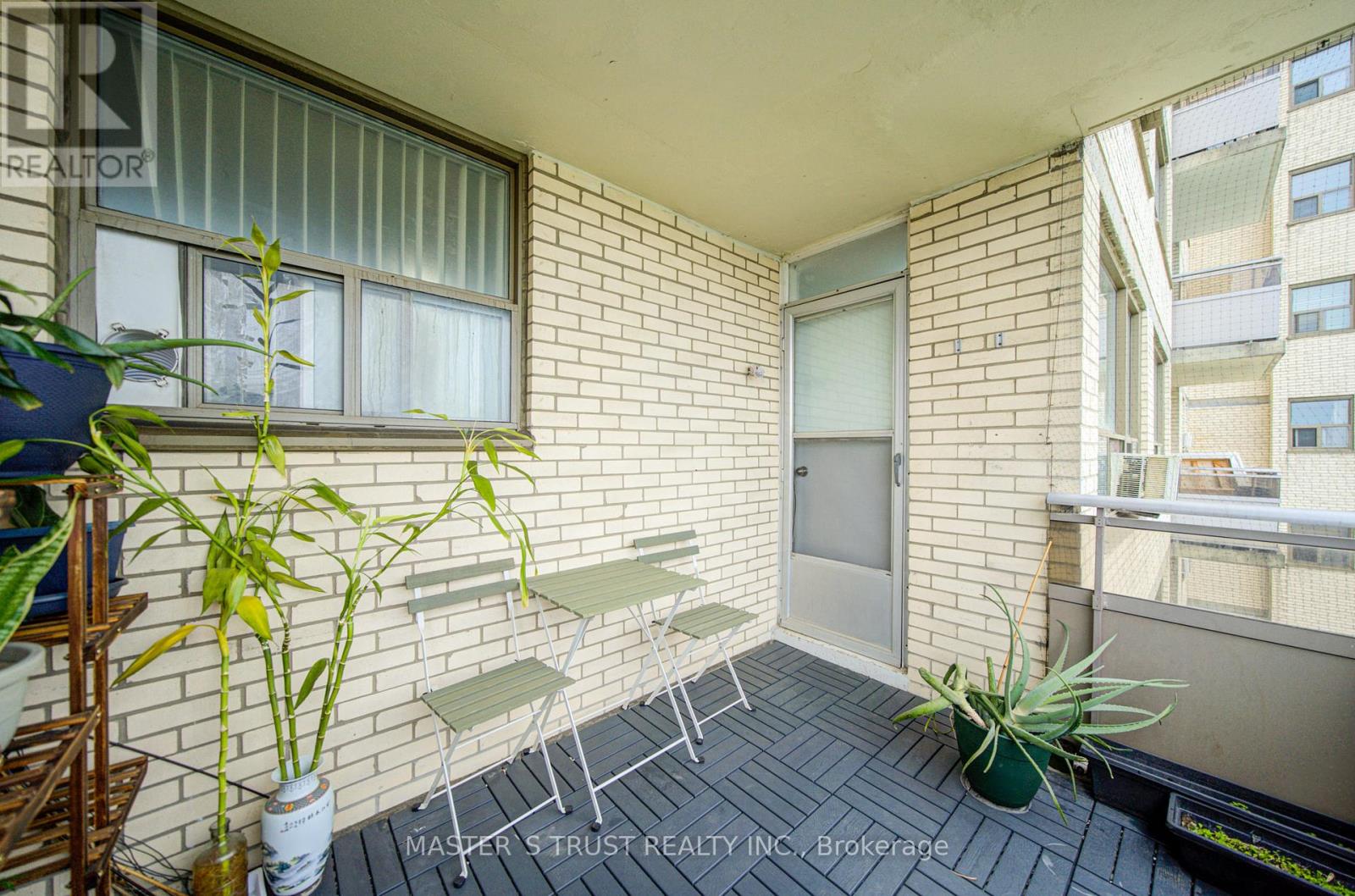 #1906 390 DIXON ROAD - 36