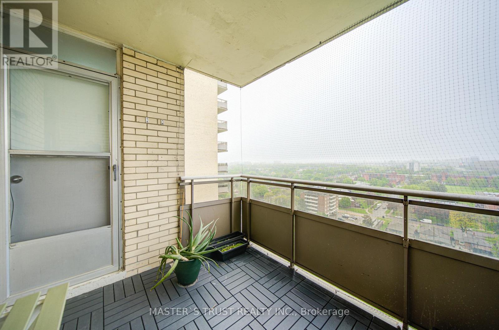 #1906 390 DIXON ROAD - 37