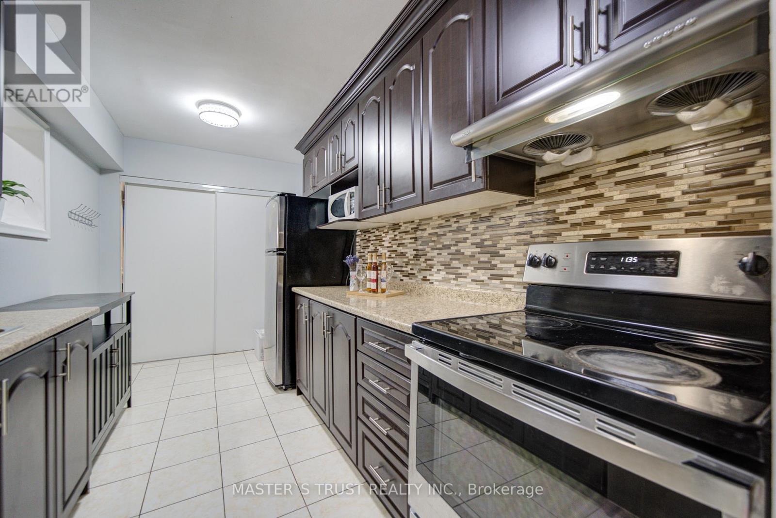 #1906 390 DIXON ROAD - 8