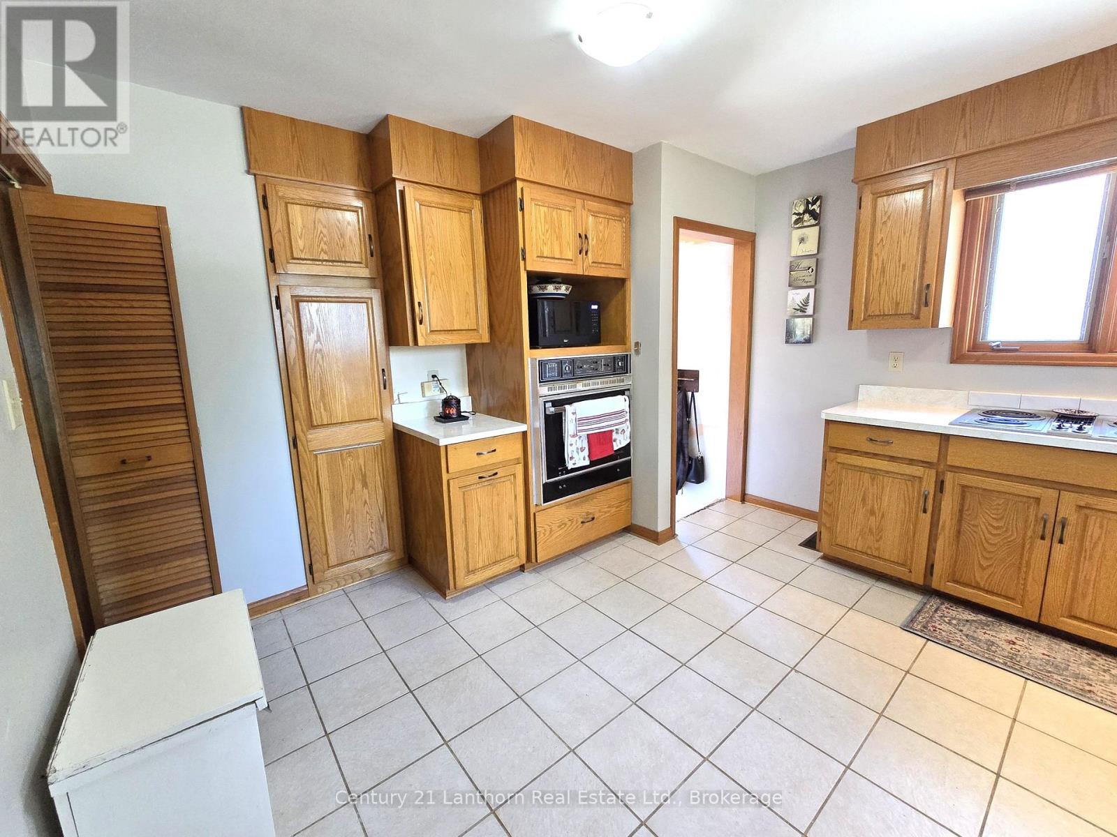 15 MELROSE CRESCENT - 16