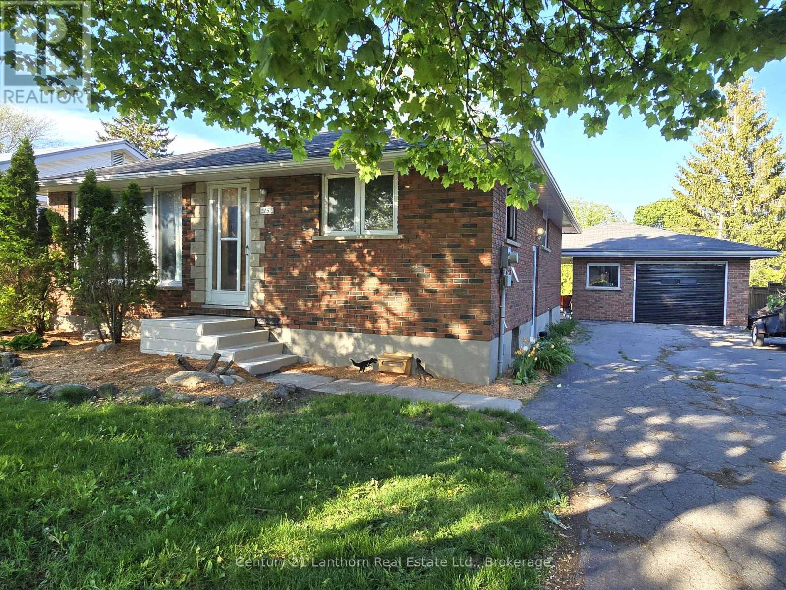 15 MELROSE CRESCENT - 1