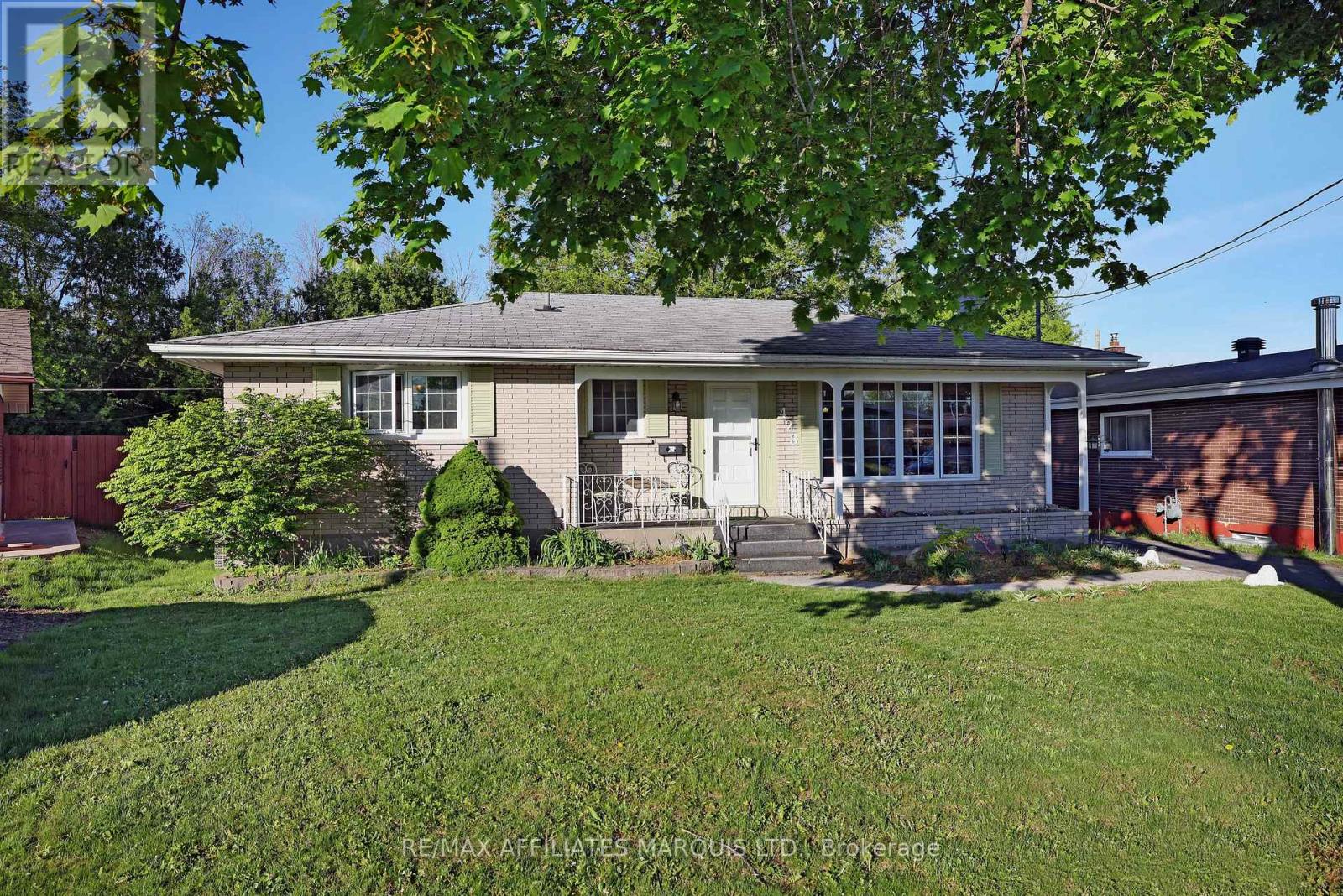 428 BELLEVUE CRESCENT - 1
