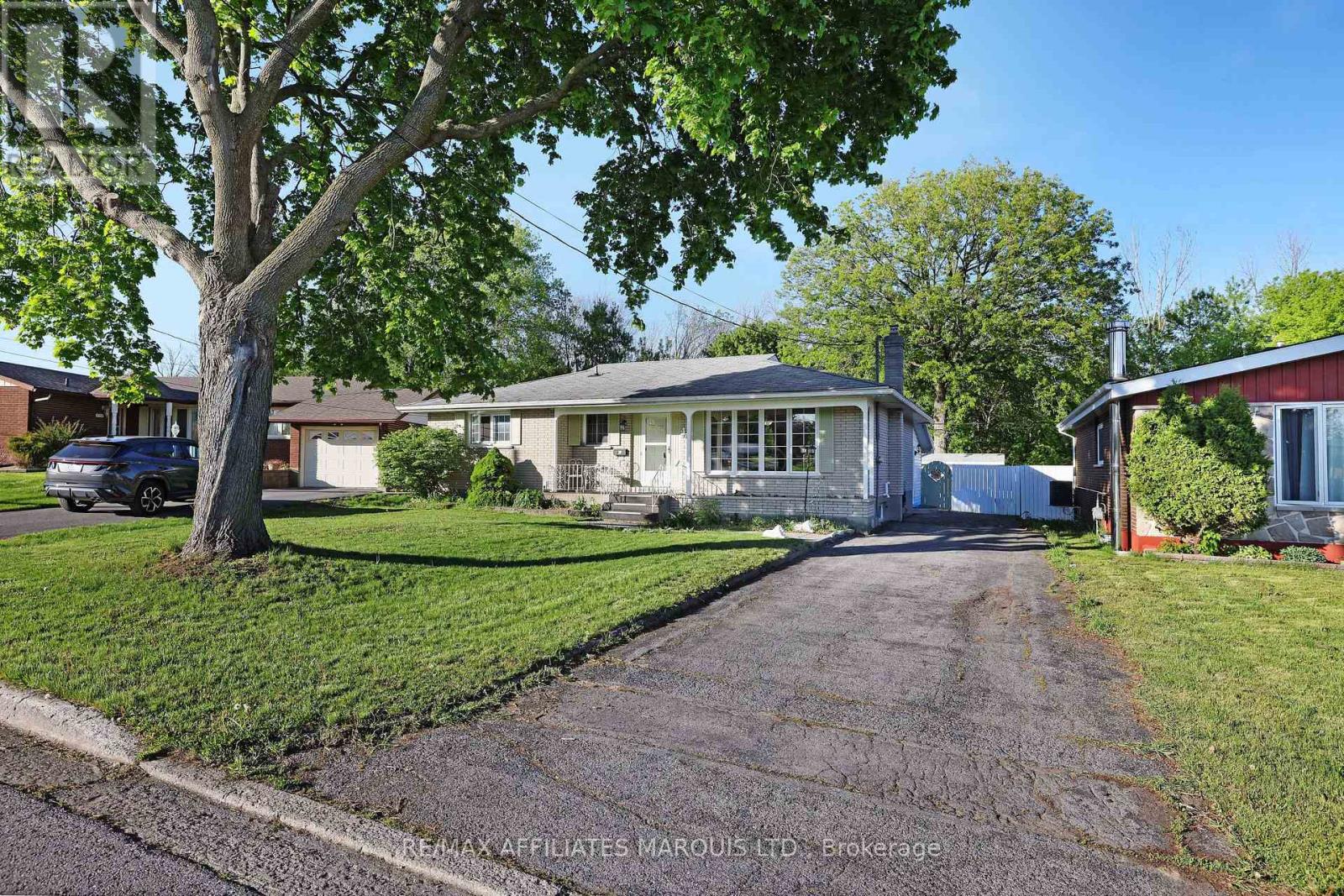 428 BELLEVUE CRESCENT - 2