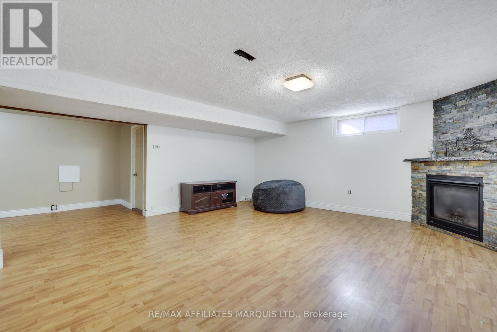 428 BELLEVUE CRESCENT - 24