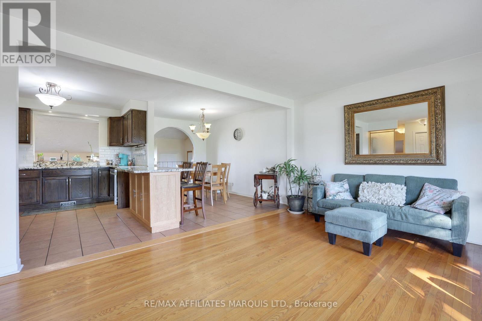 428 BELLEVUE CRESCENT - 4