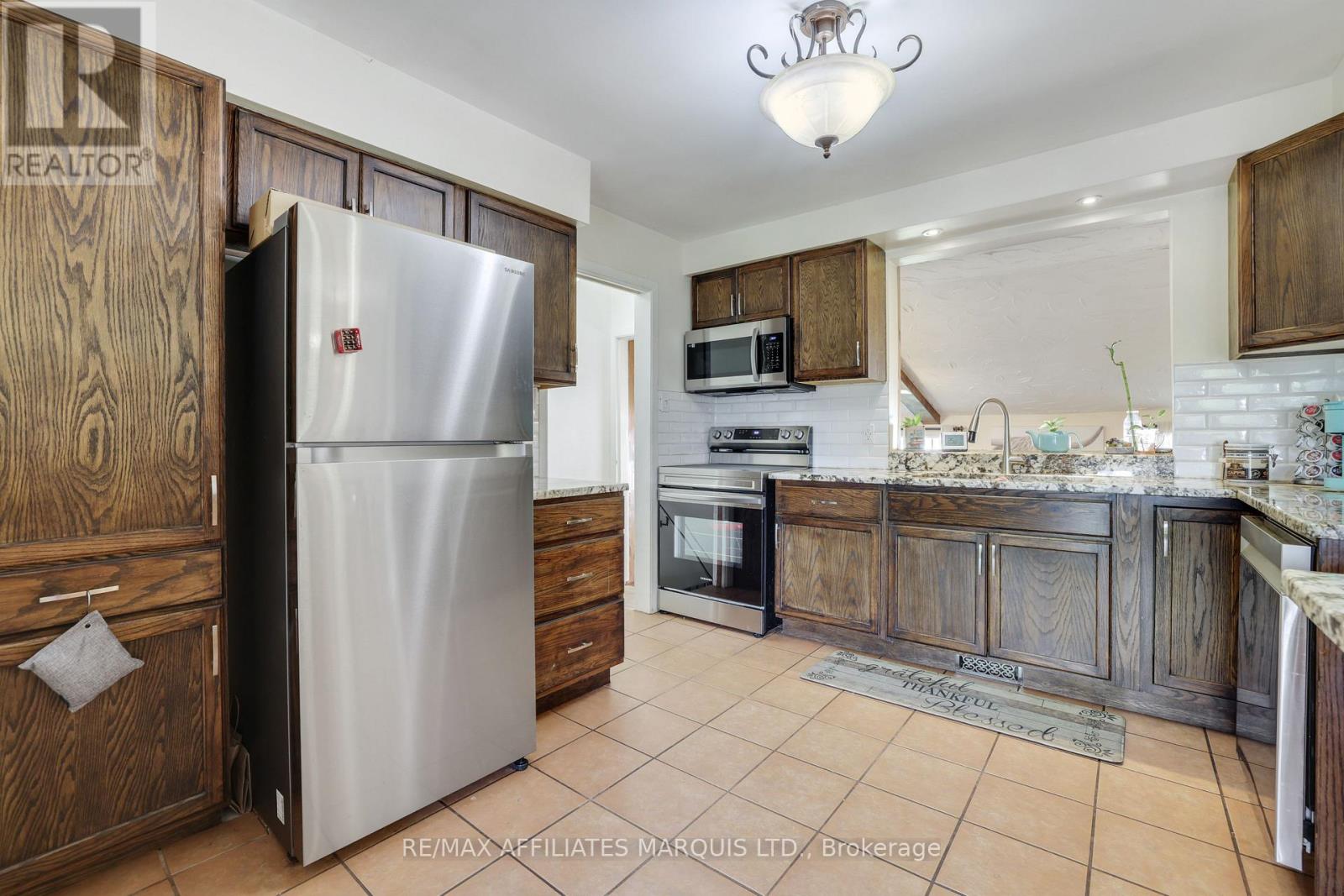 428 BELLEVUE CRESCENT - 9