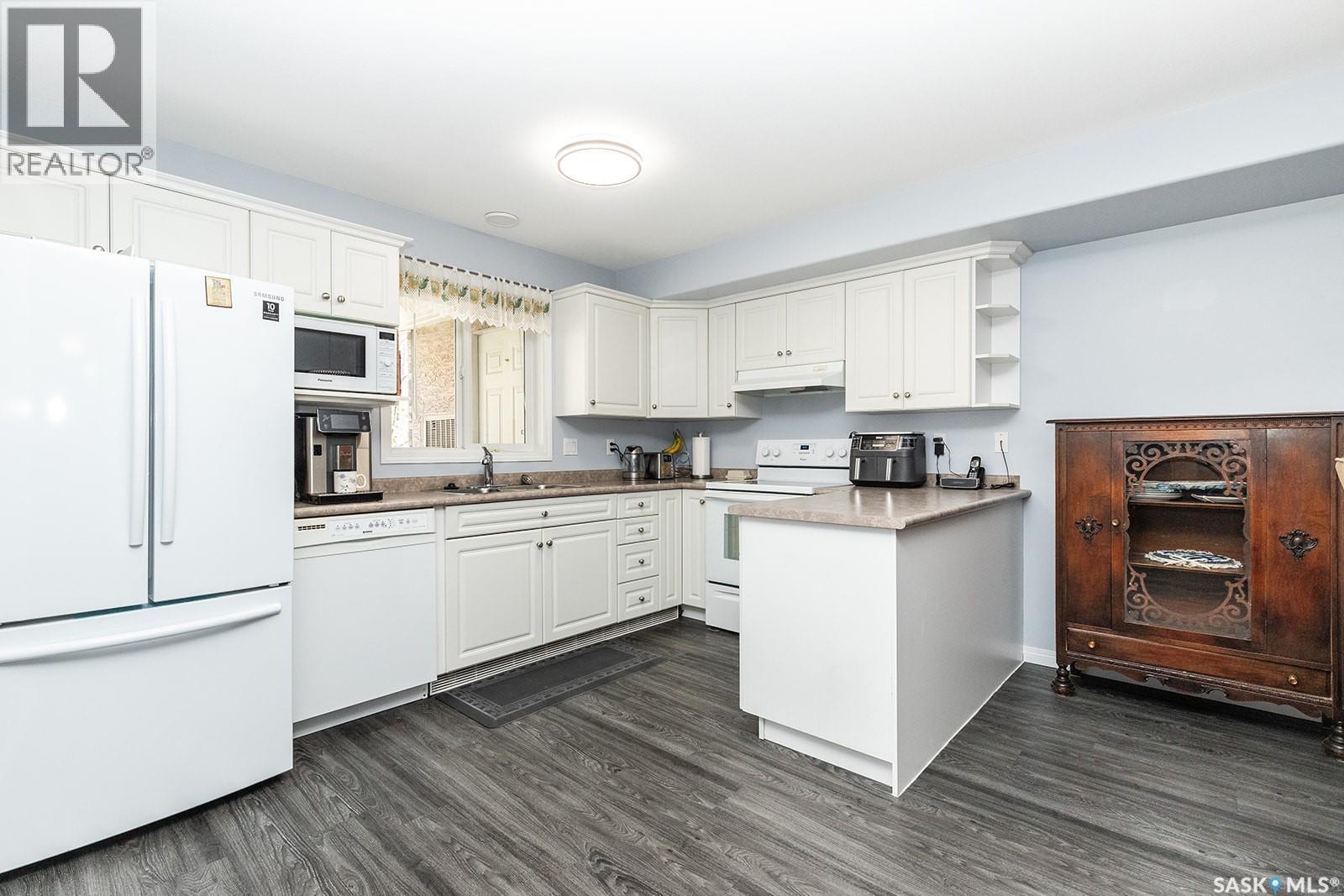 #104 230 Heath AVENUE - 11