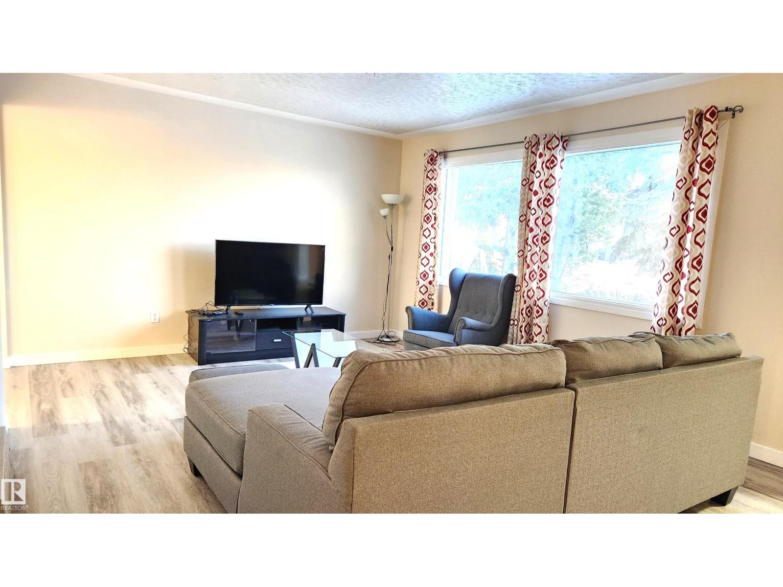 4709 106 ST NW - 15