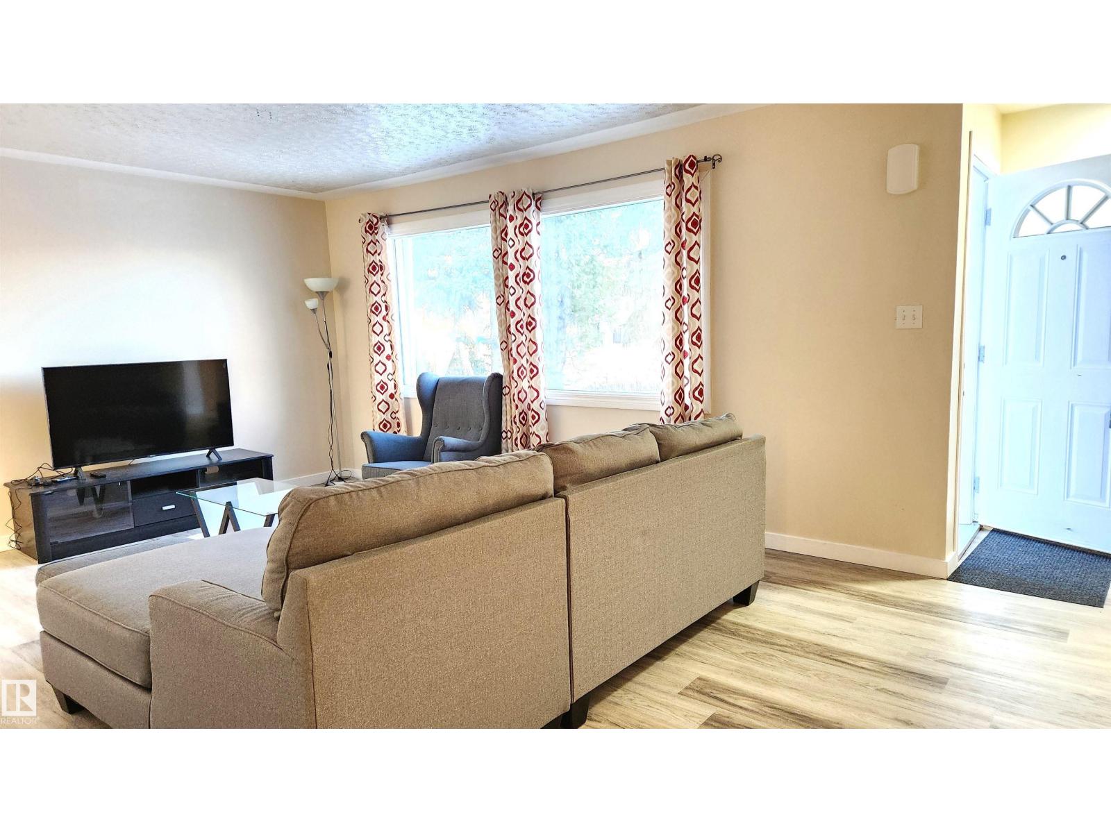 4709 106 ST NW - 18
