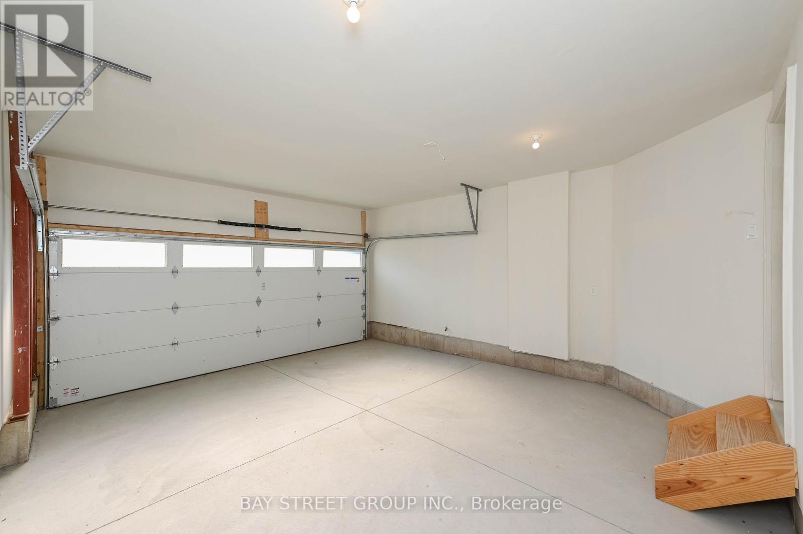 #61 4552 PORTAGE ROAD - 32