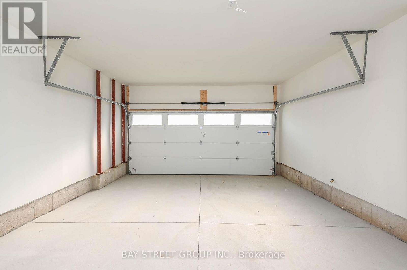#61 4552 PORTAGE ROAD - 33