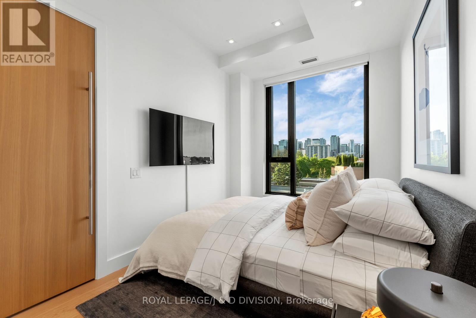 #710 1 STRATHGOWAN AVENUE - 21