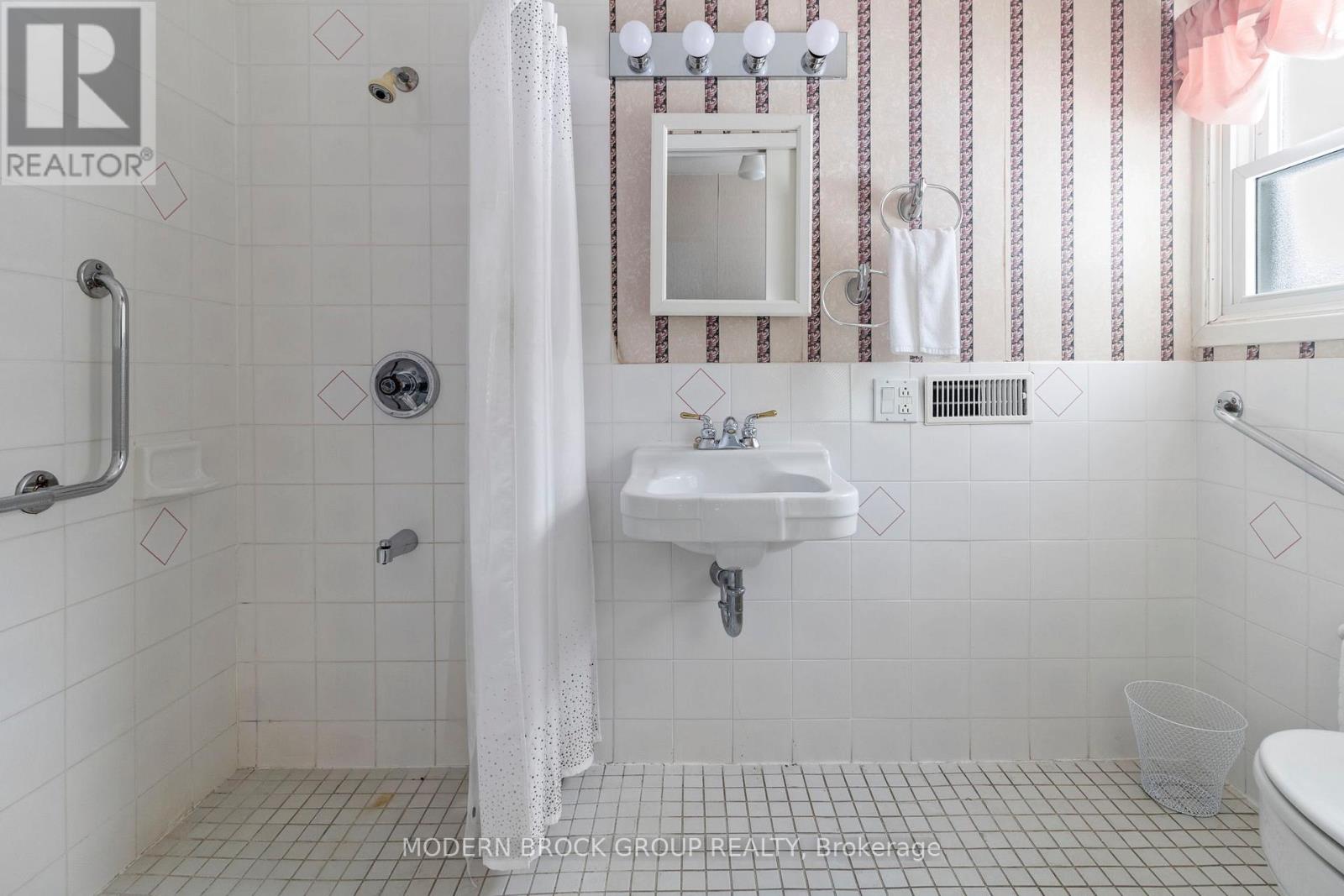 2 WOODLAWN PLACE - 21
